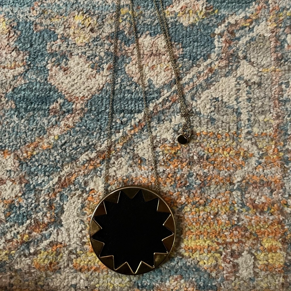 House of Harlow 1960 Large Starburst Leather and Gold Pendant Necklace - Picture 2 of 4